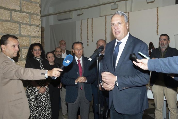 El presidente de la Diputación de Cádiz, Juan Carlos Ruiz Boix, atendiendo a los medios.