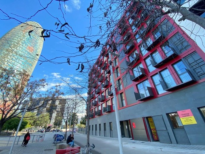 Bloque de vivienda de emergencia del Ayuntamiento de Barcelona junto a la plaza de las Glries.