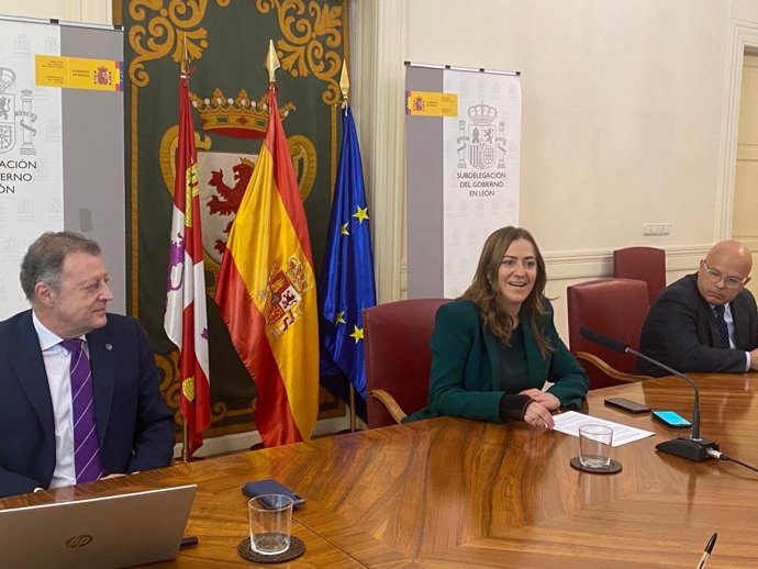La delegada del Gobierno, Virginia Barcones, junto al delegado de la Aemet en Castilla y León y el subdelegado del Gobierno en León.
