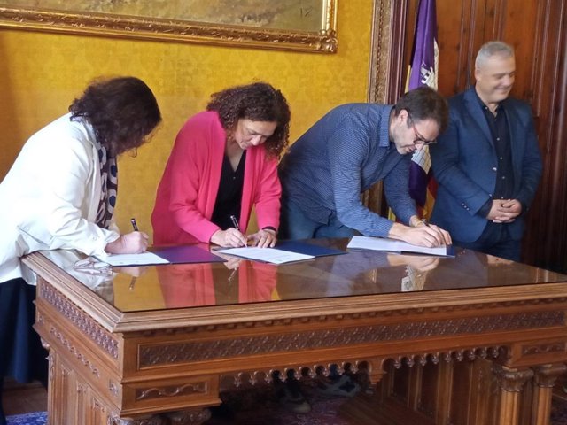 De la Concha, Cladera y Oliver, en la firma del acuerdo.