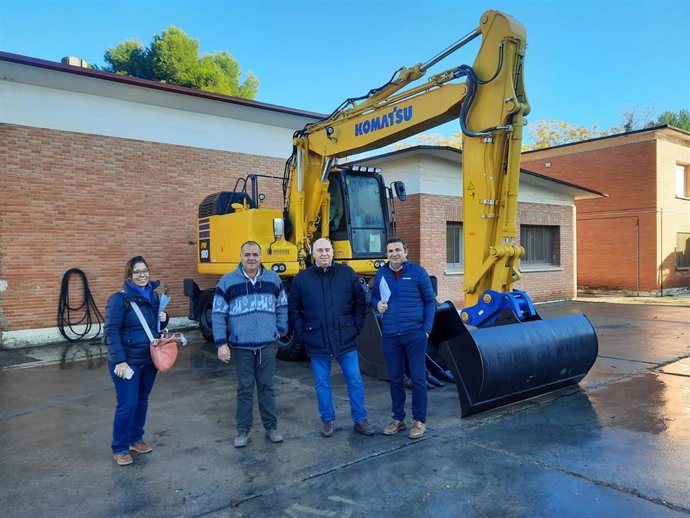 La Diputación Provincial de Zaragoza sigue renovando su parque de maquinaria con la adquisición de una nueva retroexcavadora.