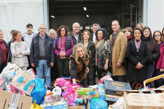 La consejera de Fomento, Marifrán Carazo, en la campaña de recogida de juguetes que organiza la Asociación Amigos del Alamillo.