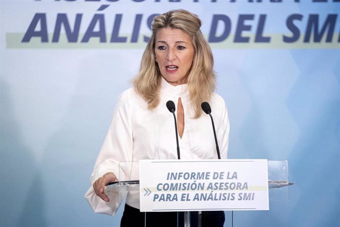 La vicepresidenta segunda del Gobierno, Yolanda Díaz, interviene en el segundo informe de la Comisión Asesora para el Análisis del Salario Mínimo Interprofesional (SMI), en el Ministerio de Trabajo, a 19 de diciembre de 2022, en Madrid (España). 