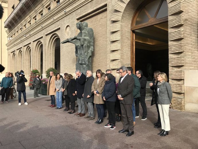 Minuto de silencio ante las puertas del Ayuntamiento de Zaragoza por el último asesinato de violencia de género