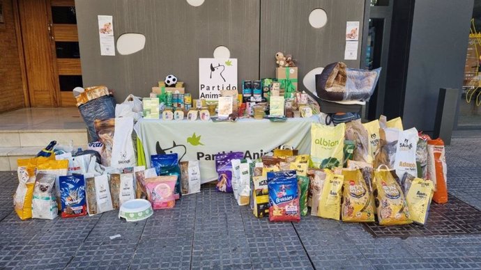 PACMA recoge toneladas de alimentos  para animales en refugios durante el mes de diciembre