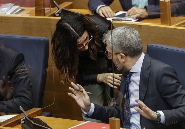 Archivo - Imagen de archivo de la vicepresidenta Aitana Mas (Compromís) y el conseller de Hacienda, Arcadi España (PSPV)