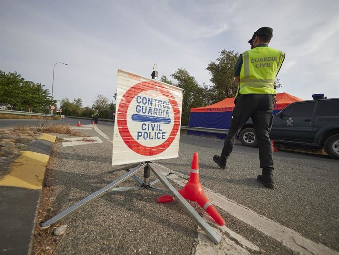 Archivo - Control de tráfico de la Guardia Civil.