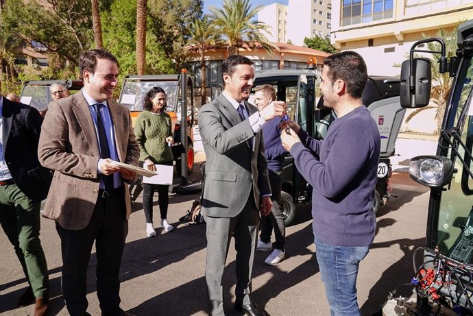 Javier Aureliano García hace entrega de una barredora de la Diputacion de Almería
