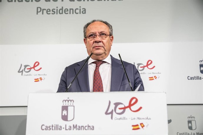 El consejero de Hacienda y Administraciones Públicas, Juan Alfonso Ruiz Molina, comparece en rueda de prensa en el Palacio de Fuensalida, para informar sobre los acuerdos del Consejo de Gobierno. (Fotos: D. Esteban González // JCCM)