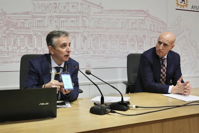 Juan Luis Díez (i)  y Josá Antonio Diez en rueda de prensa.