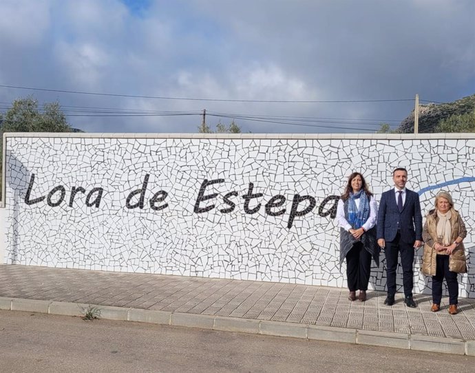 El delegado territorial de Justicia, Administración Local y Función Pública, Javier Millán, en Lora de Estepa.