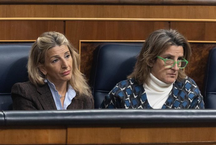 La vicepresidenta segunda y ministra de Trabajo y Economía Social, Yolanda Díaz (i) y la vicepresidenta tercera  y ministra para la Transición Ecológica y el Reto Demográfico, Teresa Ribera (d), durante una sesión plenaria, en el Congreso de los Diputad