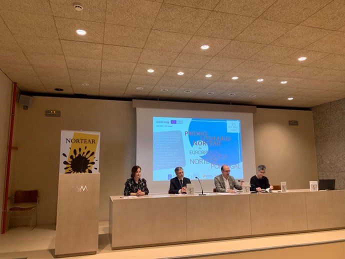 Marta Pais de Oliveira recibe el Premio Literario Nortear de la Eurorregión Galicia-Norte de Portugal.