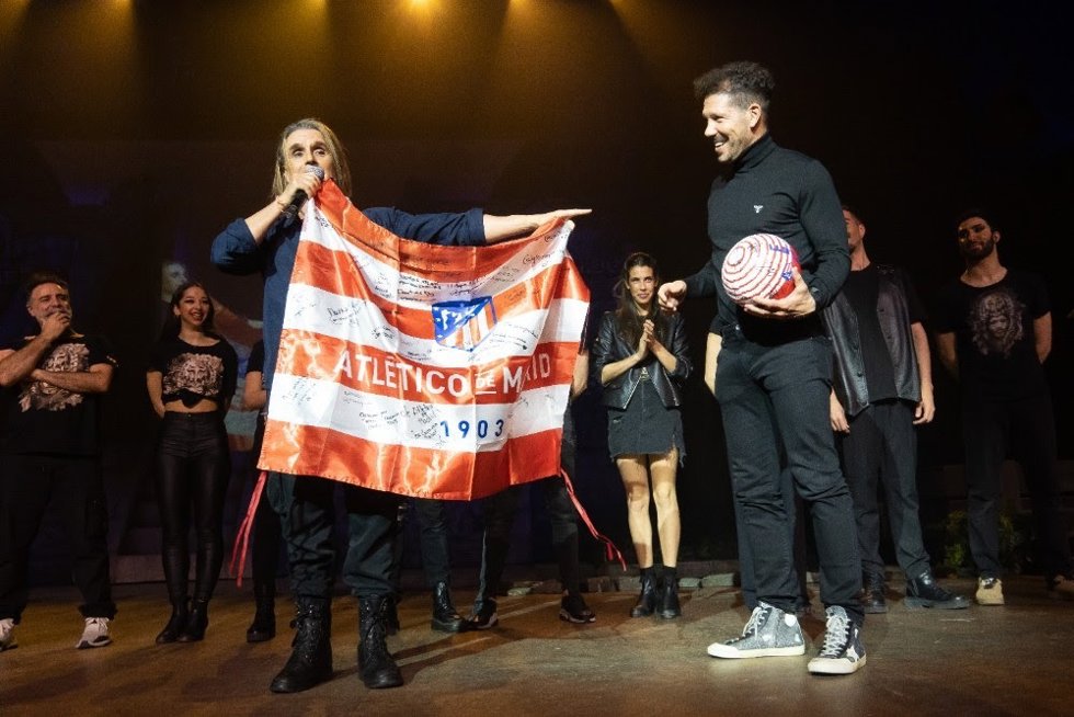 Simeone y la plantilla del Atlético disfrutan del musical 'Malinche' de Nacho Cano.