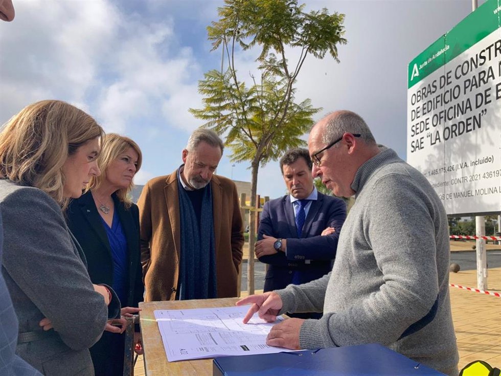 La consejera de Empleo, Empresa y Trabajo Autónomo, Rocío Blanco, en su visita a los terrenos de la nueva Oficina de Empleo de La Orden (Huelva) del Servicio Andaluz de Empleo (SAE).