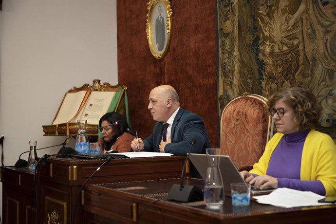 El presidente de la Diputación de Córdoba, Antonio Ruiz, preside el Pleno de la institución provincial.