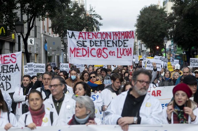 Centenares de médicos y pediatras sostienen pancartas durante una manifestación, a 21 de diciembre de 2022, en Madrid (España).