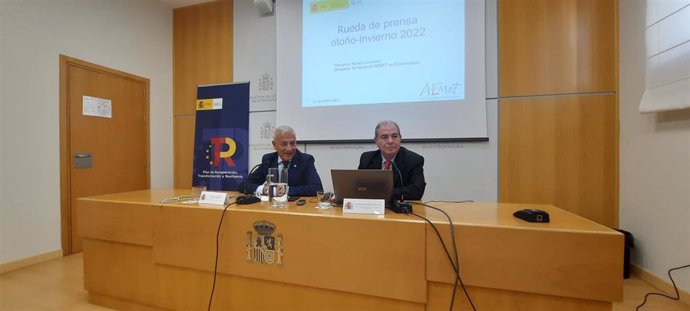 El delegado territorial de la Aemet en Extremadura, Marcelino Núñez, y el delegado del Gobierno en Extremadura, Francisco Mendoza, en rueda de prensa