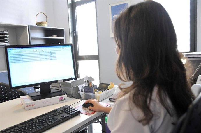 Archivo - Una médico en su consulta