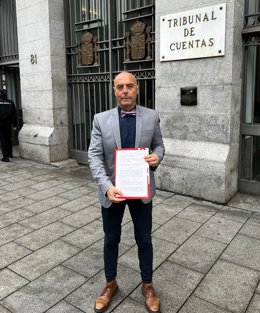 Antonio Hutado (PSOE), ante el Tribunal de Cuentas, muestra la denuncia que ha presentado por el caso Infraestructuras.