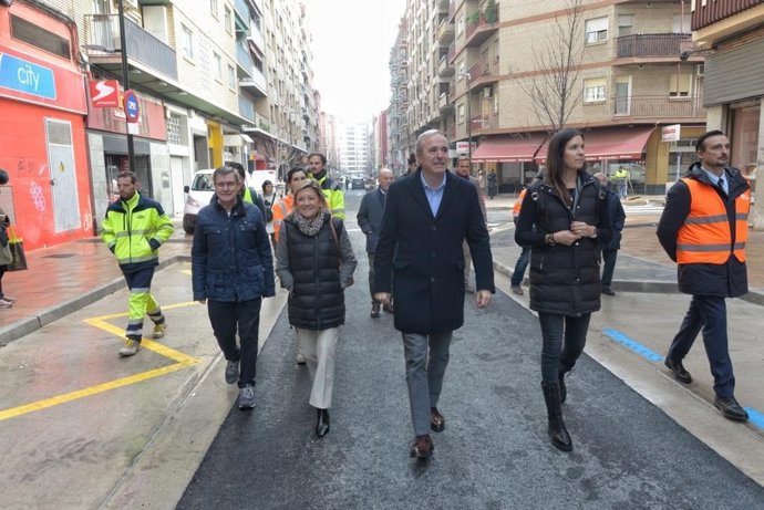 El alcalde de Zaragoza, Jorge Azcón, acompañado por la consejera de Infraestructuras, Patricia Cavero, visita a los trabajos de reforma de la calle Reina Fabiola.
