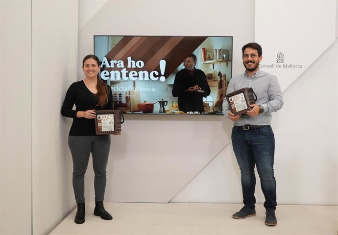 La consellera insular de Sostenibilidad y Medio Ambiente, Aurora Ribot, junto al director insular de Residuos, Juan Carrasco, en la presentación de la campaña con la que el Consell de Mallorca quiere concienciar sobre el reciclaje.