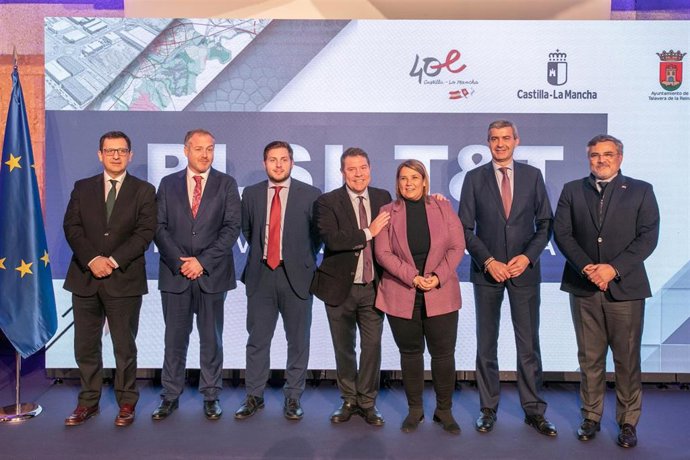 El presidente de Castilla-La Mancha, Emiliano García-Page, presenta, en el Instituto de Ciencias de la Salud (ICS) de Talavera de la Reina, el Plan de Singular Interés (PSI) de Tansporte & Tecnologia (T&T) de esta ciudad.