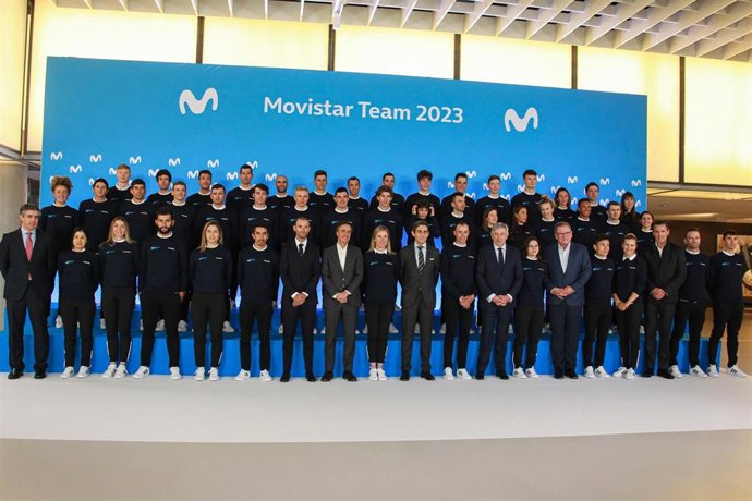 Los corredores y las corredoras del Movistar Team 2023 posan durante su presentación oficial