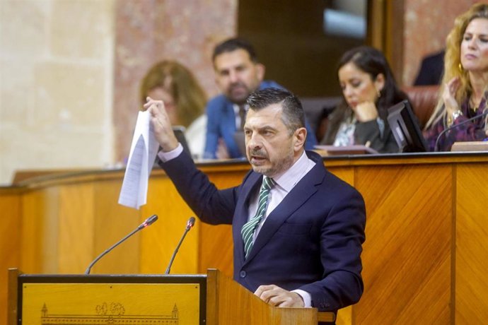 El portavoz del Grupo Parlamentario del PP-A, Toni Martín, durante la primera jornada del Pleno del Parlamento andaluz en el Parlamento de Andalucía, a 21 de diciembre de 2022 en Sevilla (Andalucía, España). En la séptima sesión del Pleno, de esta XII L