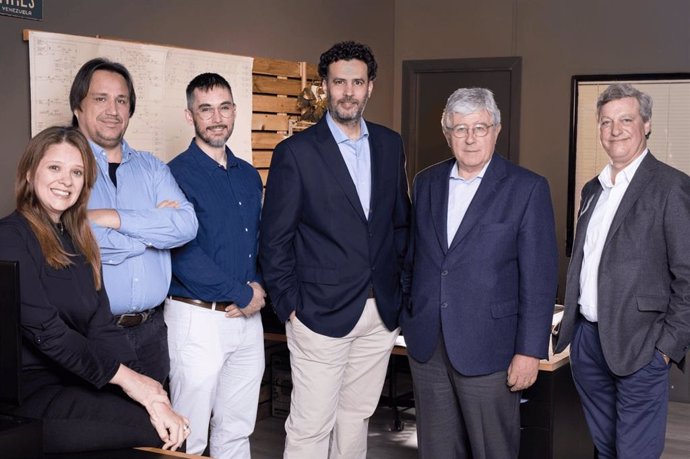 Los fundadores de WtEnergy, Andrés Ponce y Antonio Crous, junto al equipo de WtEnergy