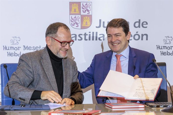 Mañueco junto a Nieto en la presentación de Humor mesetario y hebdomadario