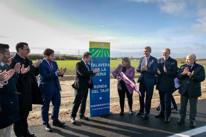 El presidente regional, Emiliano García-Page; la alcaldesa, Tita García Élez; y el presidente de la Diputación, Álvaro Gutiérrez, inauguran la Cirvunvalación Sur de Talavera en el tramo de la CM-4102 a la N-502