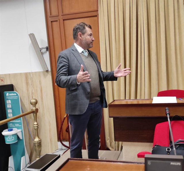 El concejal no adscrito y exdelegado de Infraestructuras del Ayuntamiento de Córdoba, David Dorado, en el Pleno.