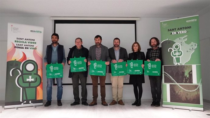 El director general de Residuos y Educación Ambiental, Sebasti Sansó, y el técnico de gerencia de Ecovidirio en las Illes Balears, Ivan Tols, en la presentación de la segunda edición de la campaña 'Sant Antoni en verde'.