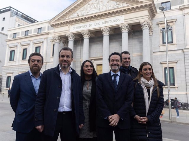 (I-D) Los diputados de Ciudadanos Miguel Gutiérrez, Santiago Saura, Mari Carmen Martínez; el portavoz de Ciudadanos en el Congreso, Edmundo Bal y la diputada Sara Giménez posan a su llegada a presentar la composición de su lista para liderar el partido.