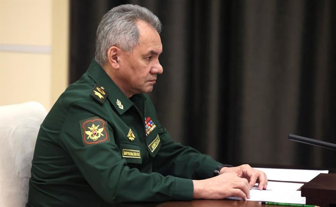 Archivo - HANDOUT - 28 October 2022, Russia, Moscow: Russian Defence Minister Sergei Shoigu speaks with Russian President Vladimir Putin (not pictured) during their meeting. Photo: -/Kremlin/dpa - ATTENTION: editorial use only and only if the credit men