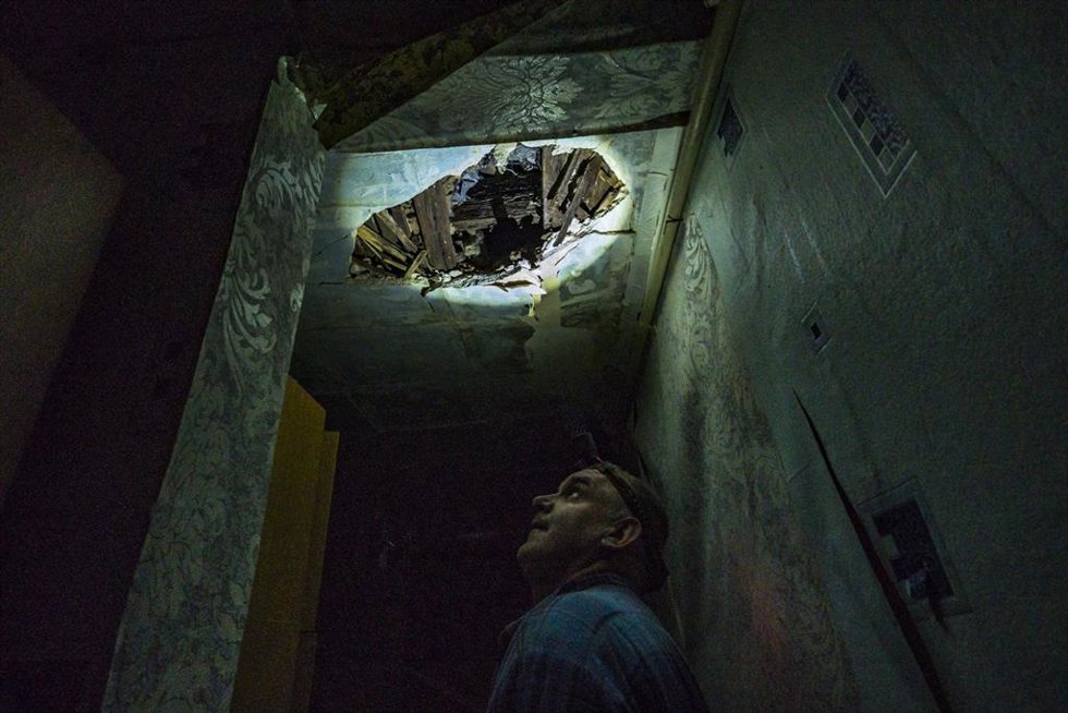 Impacto de un proyectil en un inmueble de Kostiantynivka, en la región ucraniana de Donetsk