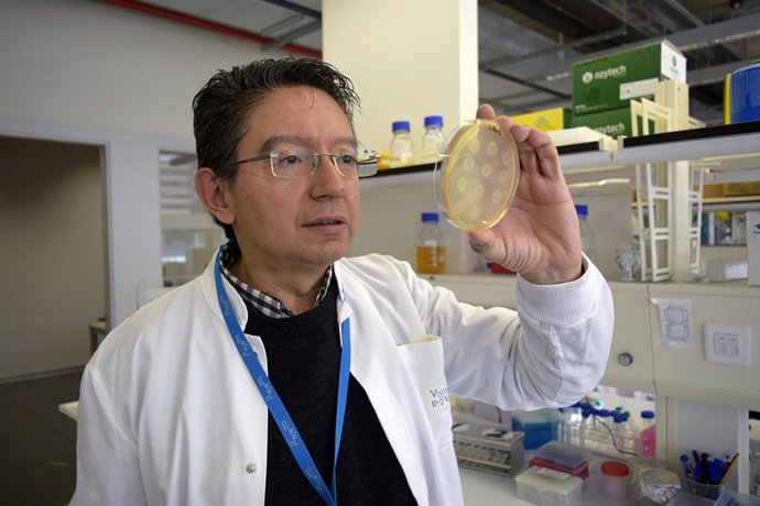 Alfonso Jaramillo, en el laboratorio del I2SYSBIO con las bacterias que utiliza en su proyecto.