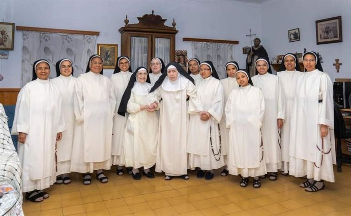 Archivo - Imagen de las 14 hermanas que habitan el Real Monasterio de la Encarnación