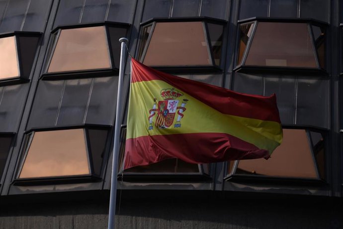 La bandera de España frente a la sede del Tribunal Constitucional.