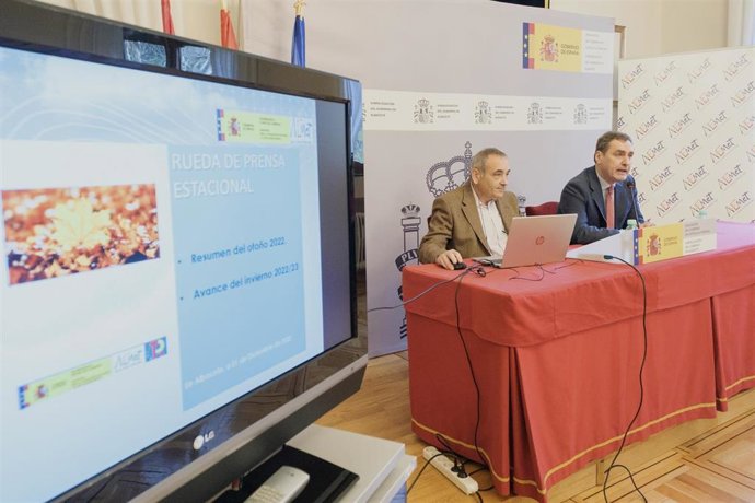 El delegado del Gobierno en C-LM, Francisco Tierraseca, y el director territorial de Aemet en Castilla-La Mancha, Marcelino Rojo