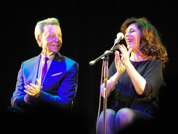 José Ortega Cano, mirando embelesado a Isabel Luna