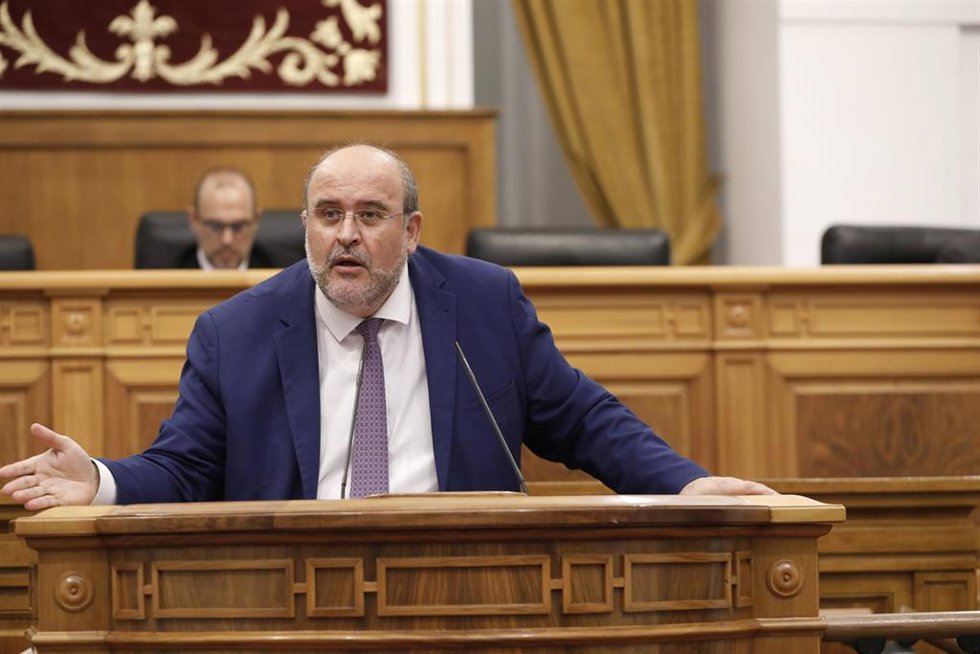 El vicepresidente de Castilla-La Mancha, José Luis Martínez Guijarro, interviene en el Pleno de las Cortes regionales celebrado hoy en Toledo.