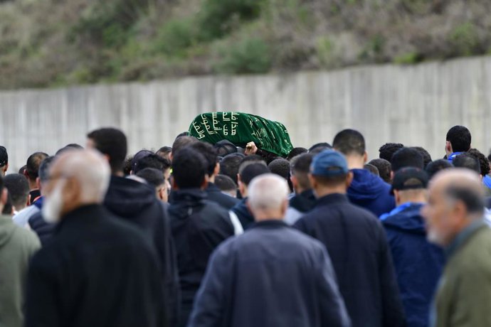 Varios familiares transportan el féretro con los restos del niño de ocho años hacia el cementerio musulmán Sidi Embarek, a 21 de diciembre de 2022, en Ceuta (España).