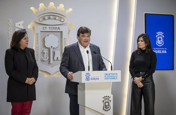 El alcalde de Huelva, Gabriel Cruz, durante la presentación de la reestructuración del servicio de limpieza.