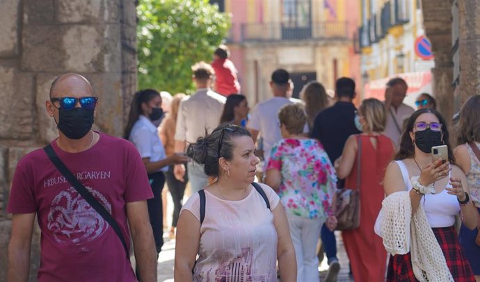 Archivo - Gran cantidad de personas por el entorno de  la Catedral de Sevilla, en foto de archivo.
