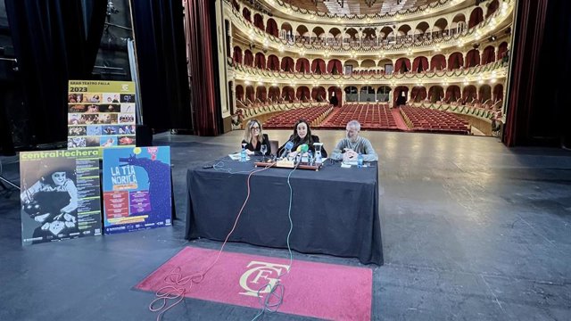 La concejala de Cultura y Fiestas del Ayuntamiento de Cádiz, Lola Cazalilla, en rueda de prensa