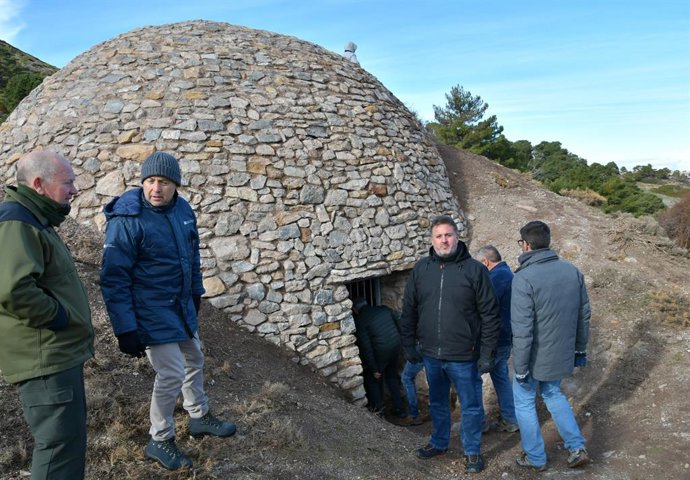 Visita al Pozo de la Nieve tras su restauración en la Sierra de Baza (Granada).