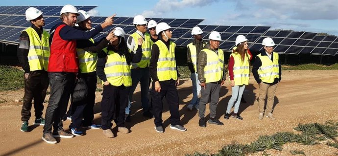 Alumnos del curso de Operaciones Auxiliares de Montaje de Instalaciones Electrotécnicas en la planta solar de Sa Caseta.