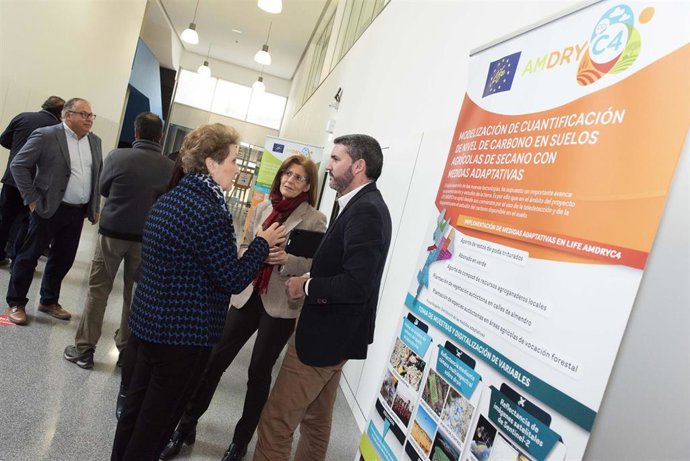 La catedrática María José Martínez charla con la vicerrectora, María Senena Corbalán, y el consejero Antonio Luengo, antes del inicio del simposium